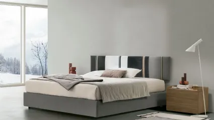 Letto sommier Diagonal con box contenitore e pannello testiera di Tomasella